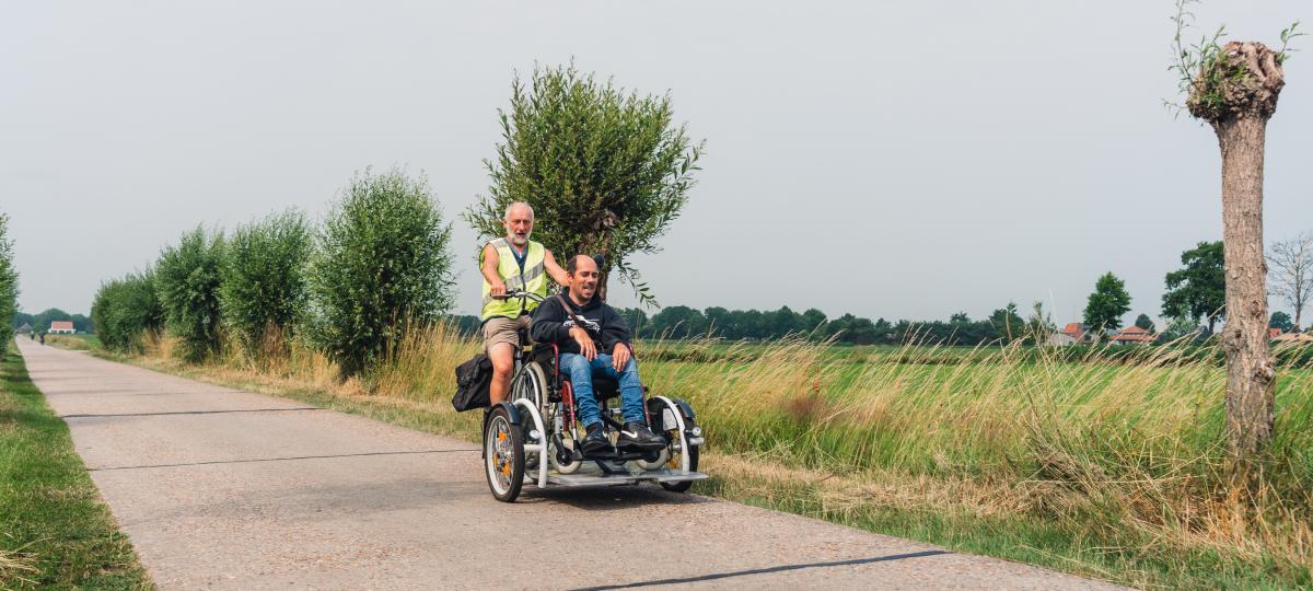 Simon en Steve op een rolstoelfiets langs de Plekskesroute